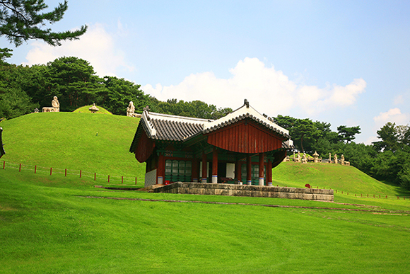 목릉의 정자각과 선조와 의인왕후 능 전경