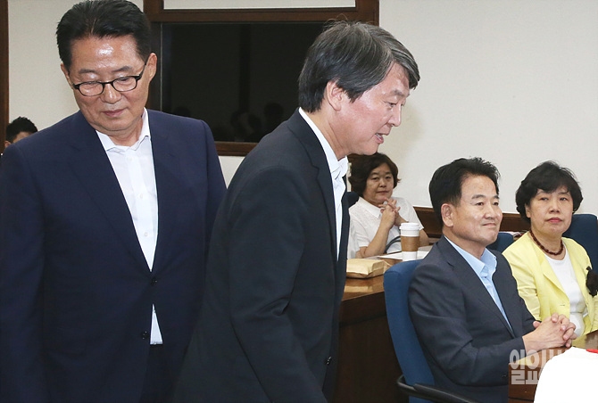 안철수 전 국민의당 상임공동대표(사진 가운데)와 박지원 국민의당 비상대책위원장 겸 원내대표