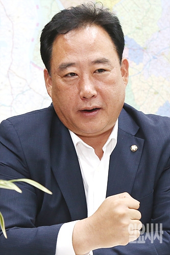 <일요시사>와 인터뷰 갖는 어기구 더불어민주당 의원