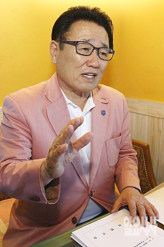 <일요시사>와 인터뷰 갖는 유준상 전 대한롤러경기연맹회장