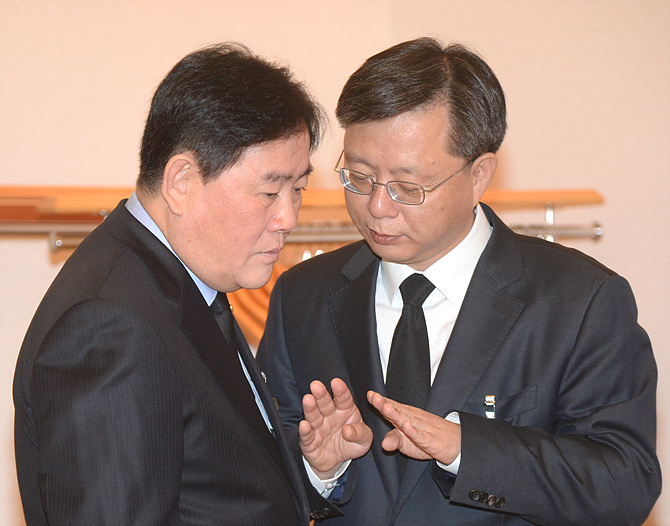 대화 나누는 최경환 새누리당 의원과 우병우 청와대 정무수석