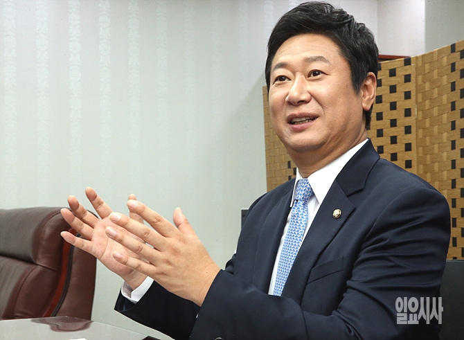 <일요시사>와 인터뷰 갖는 더불어민주당 황희 의원