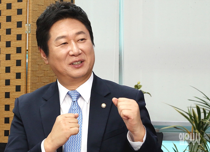 황희 더불어민주당 의원이 최근 <일요시사>와 인터뷰를 갖고 있다.