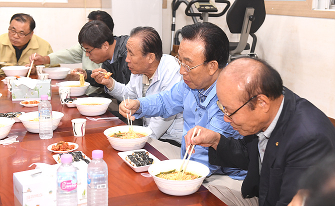 김관용 경북도지사가 지난 25일, 지진 관련 경주지역 현장 방문한 자리에서 내남면 부지리 마을주민과 저녁식사를 하고 있다.