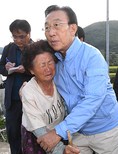 지난 25일, 김관용 경북도지사가 지진 관련 경주지역 현장 방문 도중 내남면 부지리 한 마을 주민을 위로하고 있다.
