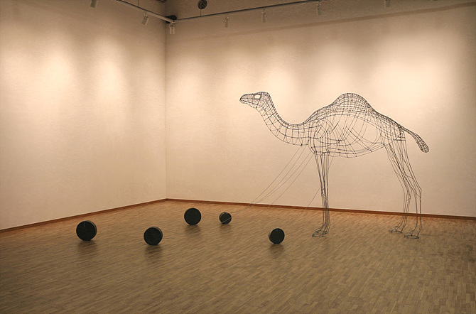 A very light thing-A camel(매우 가벼운 것-낙타), 550x180x225(h)cm, Stainless steel wire, aluminum wire & iron, 2016