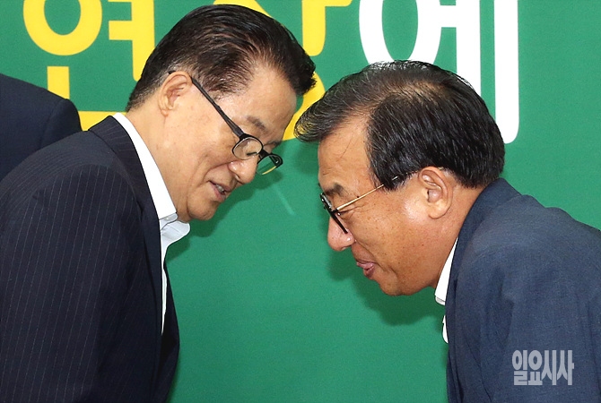 대화 나누는 박지원 국민의당 비상대책위원장 겸 원내대표와 이정현 새누리당 대표