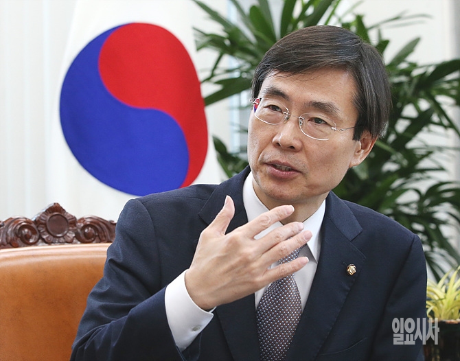 <일요시사>와 인터뷰 갖는 조경태 국회 기획재정위원장(새누리당)