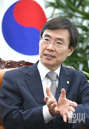 최근 조경태 국회 기획재정위원장(새누리당)이 <일요시사>와 인터뷰를 갖고 있다.
