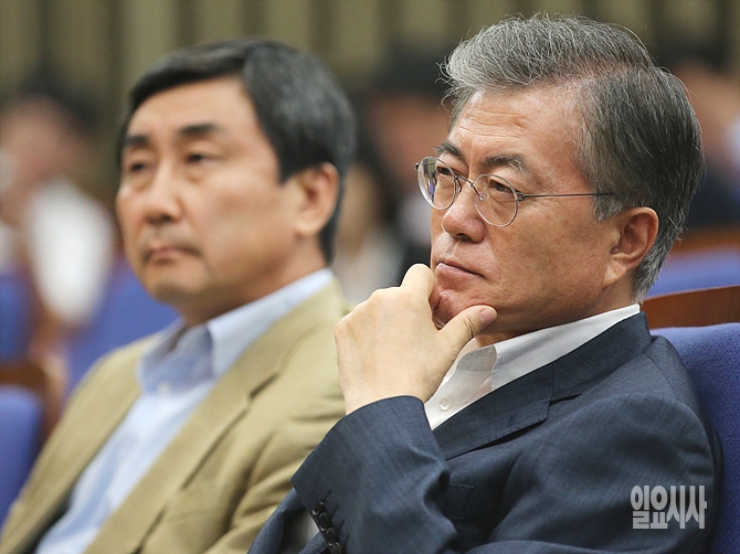 고민에 빠진 문재인 전 더불어민주당 대표