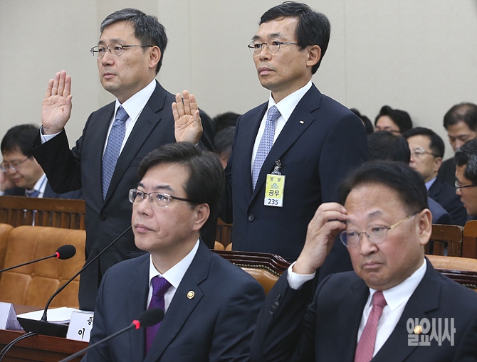 선서하는 이승철 전경련 상근부회장(사진 오른쪽)