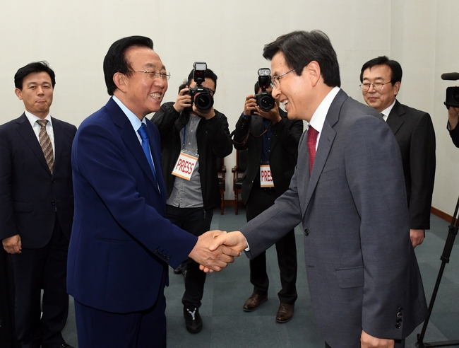 악수 나누는 황교안 국무총리와 김관용 경북지사