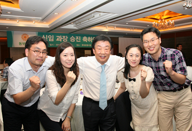 파이팅 외치는 김정남 동부화재 사장(사진 가운데)