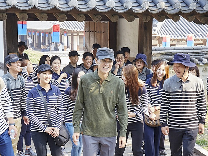 안민수 삼성화재 사장(가운데)과 직원들이 한옥마을을 거닐며 이야기를 나누고 있다.