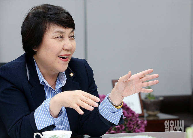 정춘숙 더불어민주당 의원이 최근 <일요시사>와 인터뷰를 갖고 있다.