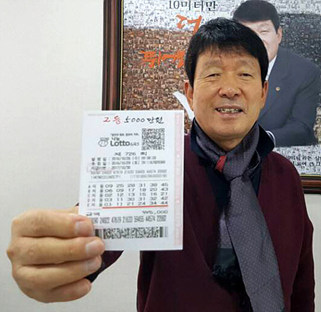 로또 2등 당첨지 들어보이는 김영식 천호식품 회장