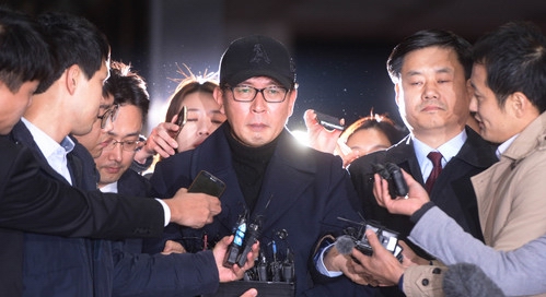 취재진에 둘러싸인 차은택씨