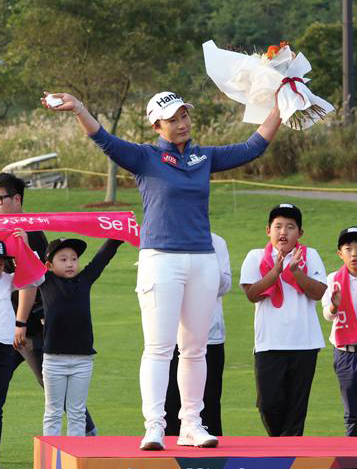 지난달 13일 은퇴식에서 박세리가 손을 흔들고 있다.