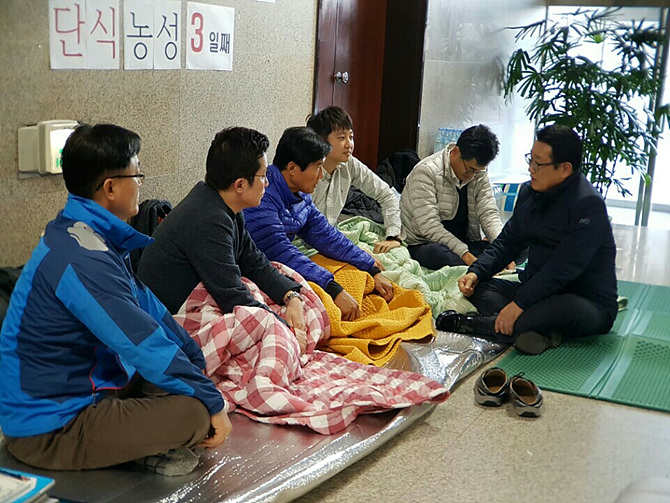 단식농성 중인 이준석 등 원외당협위원장들을 만나 대화 나누고 있는 유준상 새누리당 상임고문