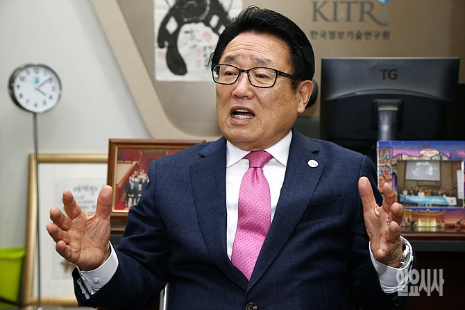 <일요시사>와 대담 갖는 유준상 새누리당 상임고문