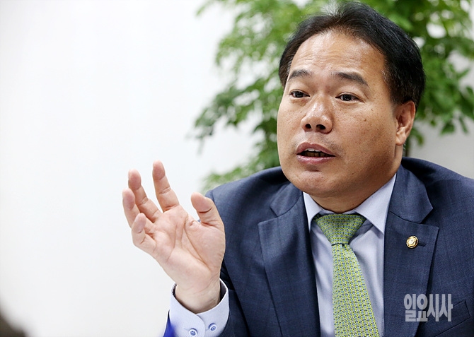 <일요시사>와 인터뷰 갖는 이용주 국민의당 의원