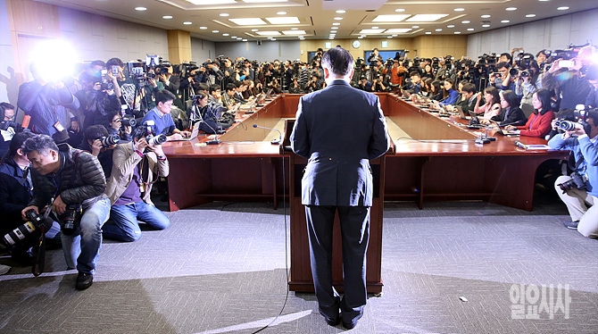 기자회견 갖는 문재인 더불어민주당