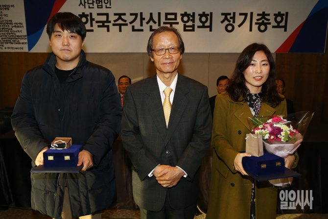  기념촬영 갖는 신상철 주신협 회장(사진 가운데)와 '이달의 기자상' 취재 부문 <일요신문> 김명일 기자, 편집 부문 <일요시사> 박정윤 기자