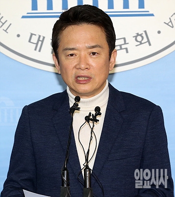 새누리당 탈당기자회견 갖는 남경필 경기도지사