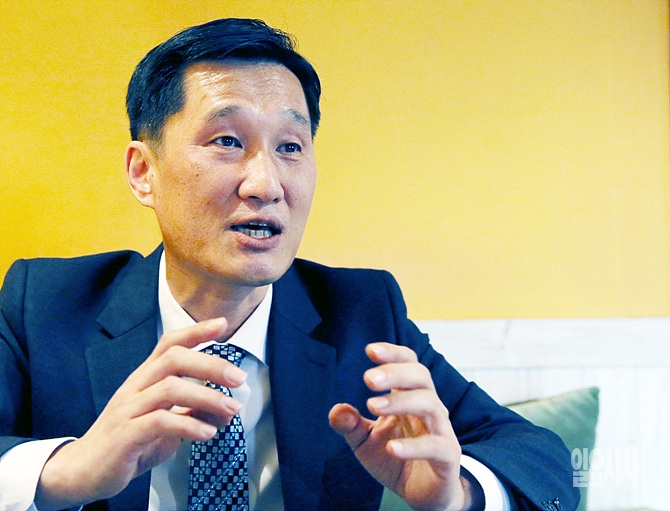 <일요시사>와 인터뷰 갖는 전양원 에이스엠이 대표
