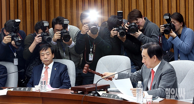 '박근혜정부의 최순실 등 민간인에 의한 국정농단 국정조사특위' 회의 개의하는 김성태 국조특위위원장(사진 오른쪽)
