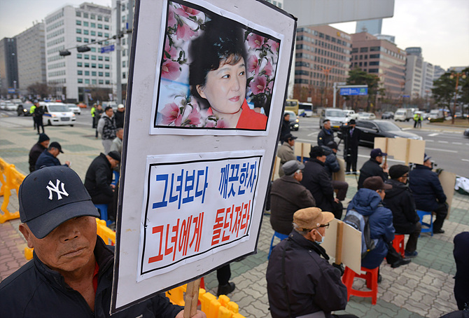 대한민국어버이연합, 자유민총연합, 한겨레청년당 등 시민단체 회원들이 지난달 30일, 국회 앞에서 박근혜 대통령 탄핵 반대 집회를 하고 있다.