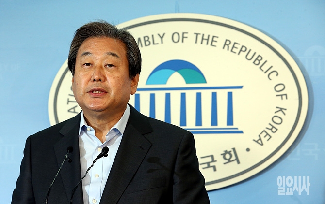 기자회견 갖는 김무성 전 새누리당 대표