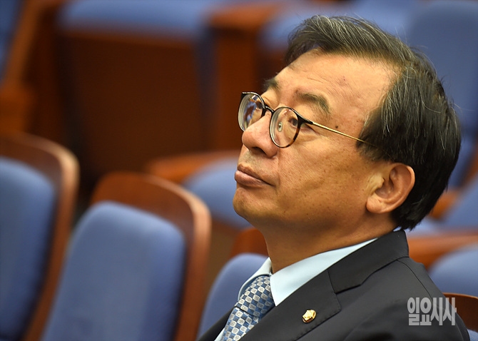 이정현 새누리당 대표가 7일, 박근혜 대통령의 탄핵과 관련해 "부결됐으면 좋겠다"고 말했다.