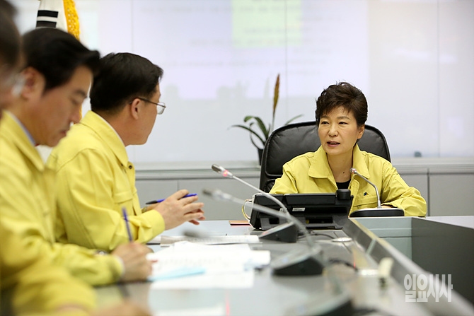2014년 4월16일, 세월호 참사 당일 중앙안전재난본부서 발언하는 박근혜 대통령 <사진=청와대>