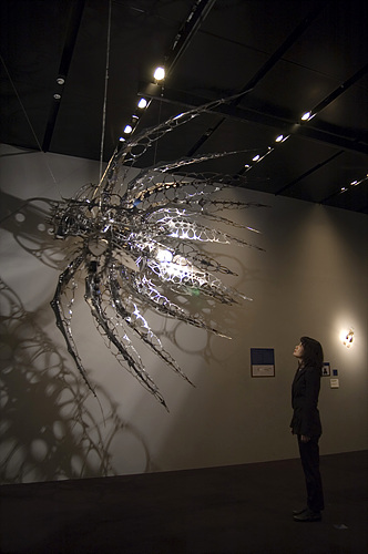 Urbanus Female, 2006, Metallic material, machinery, metal halide lamp, electronic device(CPU board, motor), 103(h) x 103(w) x 241(d)cm