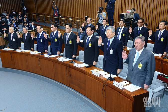 (사진 오른쪽부터) 정몽구 현대자동차그룹 회장, 조양호 한진그룹 회장, 신동빈 롯데그룹 회장, 이재용 삼성 부회장, 최태원 SK그룹 회장, 김승연 한화그룹 회장, 구본무 LG그룹회장, 손경식 CJ그룹 회장 <사진=사진공동취재단>