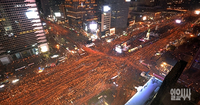 광화문을 물들인 촛불 민심 <사진=사진공동취재단>