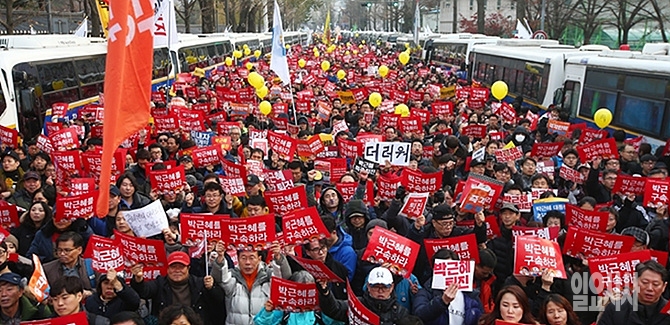 박근혜 대통령의 퇴진을 주장하는 성난 민심 <사진=사진공동취재단>