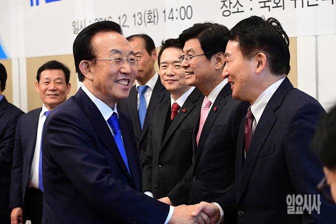 13일, 서울 여의도 국회서 열린 시도지사간담회 참석해 원희룡 제주특별자치도지사와 악수 나누는 김관용 경북도지사