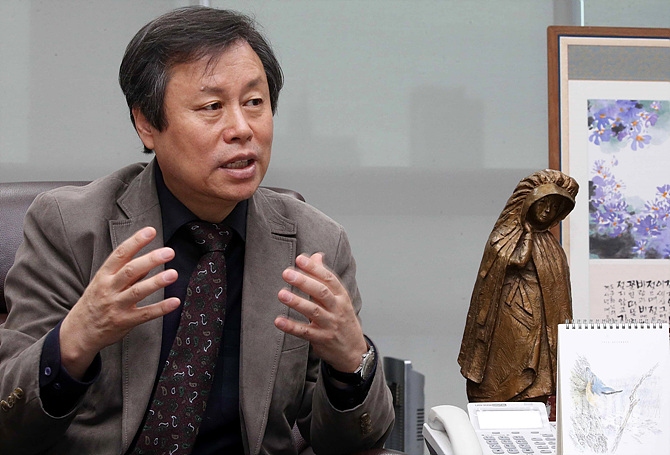 <일요시사>와 인터뷰 갖는 도종환 더불어민주당 의원