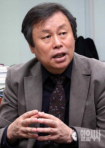 도종환 더불어민주당 의원이 <일요시사>와 인터뷰를 갖고 있다.