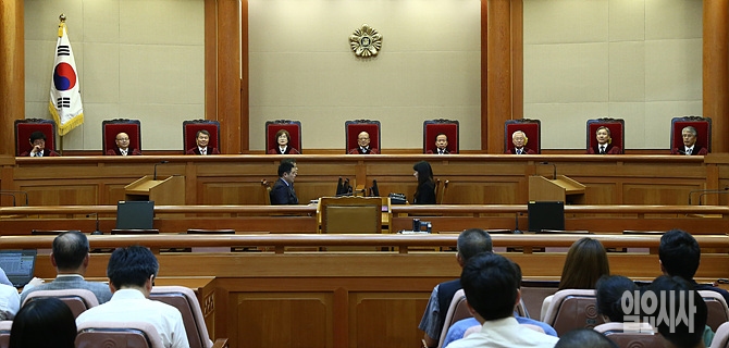 박한철 헌재소장(사진 가운데)과 8명의 헌법재판관들