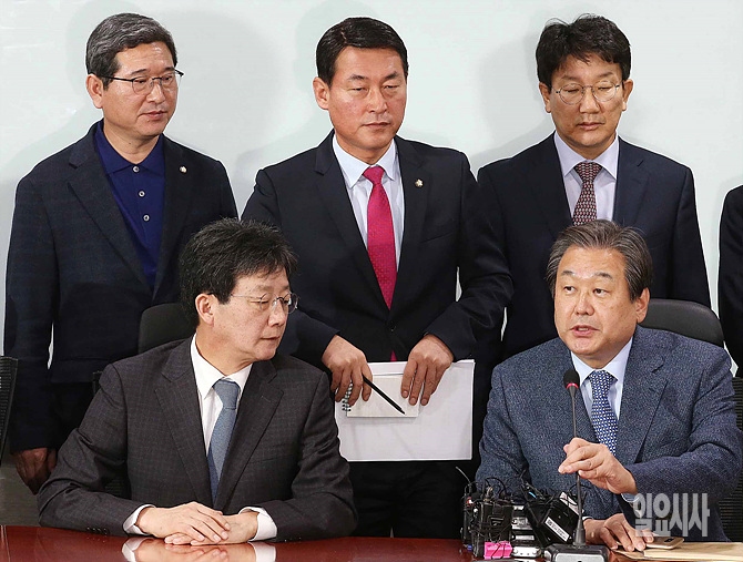 21일, 서울 여의도 국회서 비박(비 박근혜)계 김무성 전 새누리당 대표(사진 오른쪽 아래), 유승민 전 원내대표 등이 긴급회동을 갖고 있다.