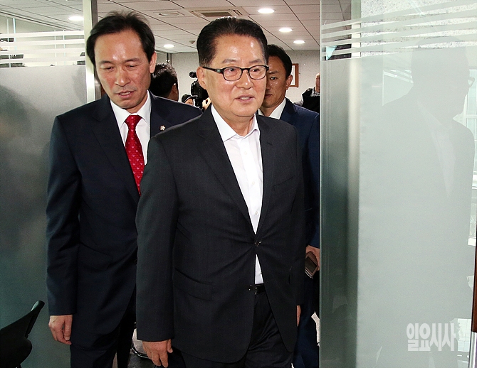이동하는 우상호(더불어민주당)·박지원(국민의당) 원내대표
