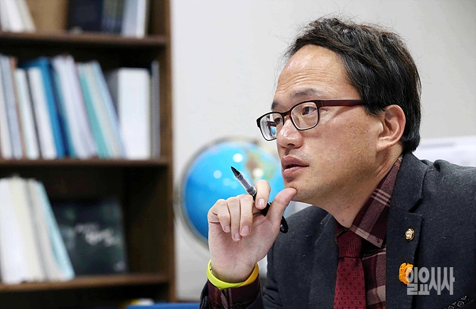 <일요시사>와 인터뷰 갖는 박주민 더불어민주당 의원