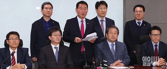 김무성 전 새누리당 대표, 황영철·권성동 등 비박계 인사들이 지난 21일, 서울 여의도 국회서 당내 거취 관련 긴급 회동을 갖고 있다.
