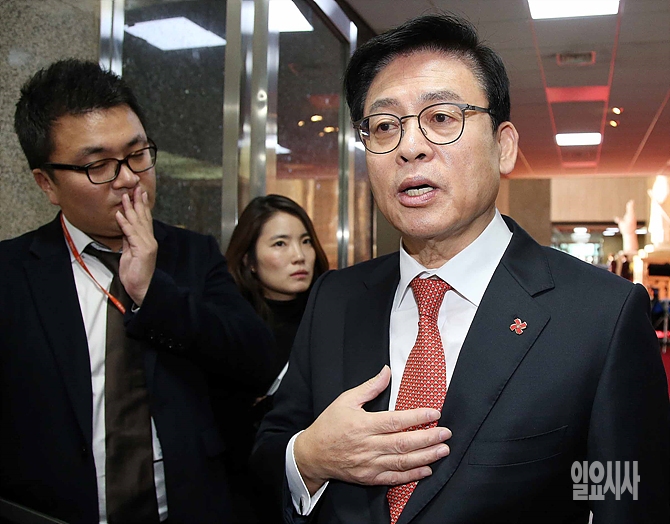 취재진 질문에 답변하는 정우택 새누리당 원내대표