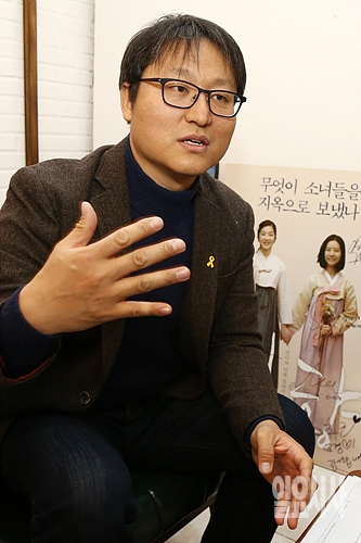 <일요시사>와 인터뷰 갖는 조정래 감독