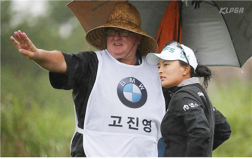 고진영(우)과 그의 캐디 딘 허든.