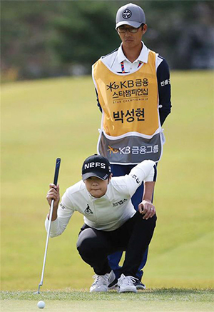 박성현의 캐디 장종학(좌)씨와 최운정의 아버지이자 캐디인 최지연(우)씨는 이미 골프계의 유명인사다.